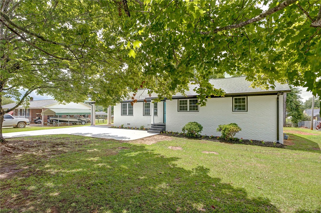 203 Montgomery Street Laurens, SC 29360 - Photo 30 of 34