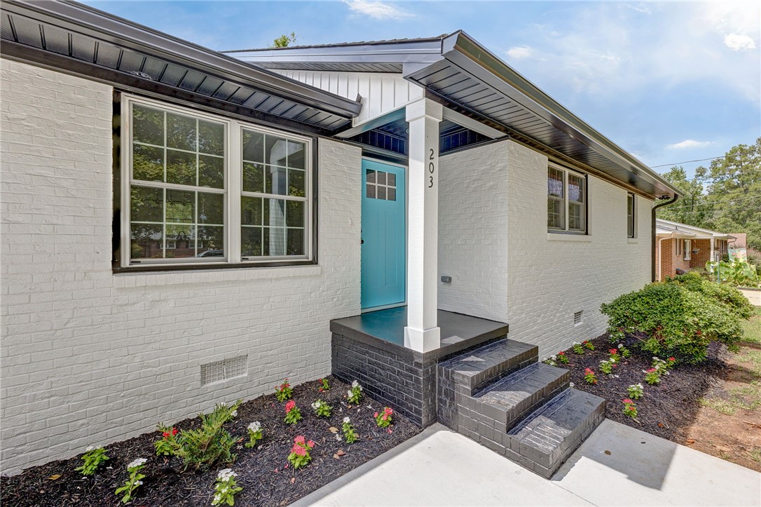 203 Montgomery Street Laurens, SC 29360 - Photo 3 of 34