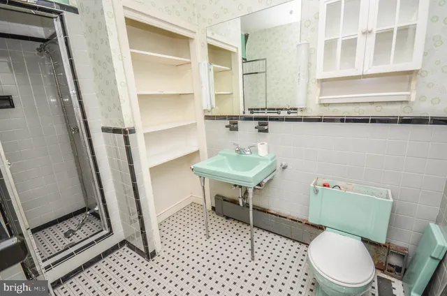 a view of a livingroom with wooden floor and closet