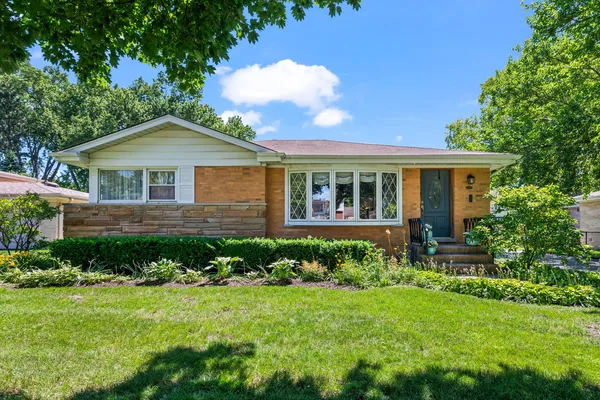 $450,000 | 705 North Drury Lane, Arlington Heights, IL 60004