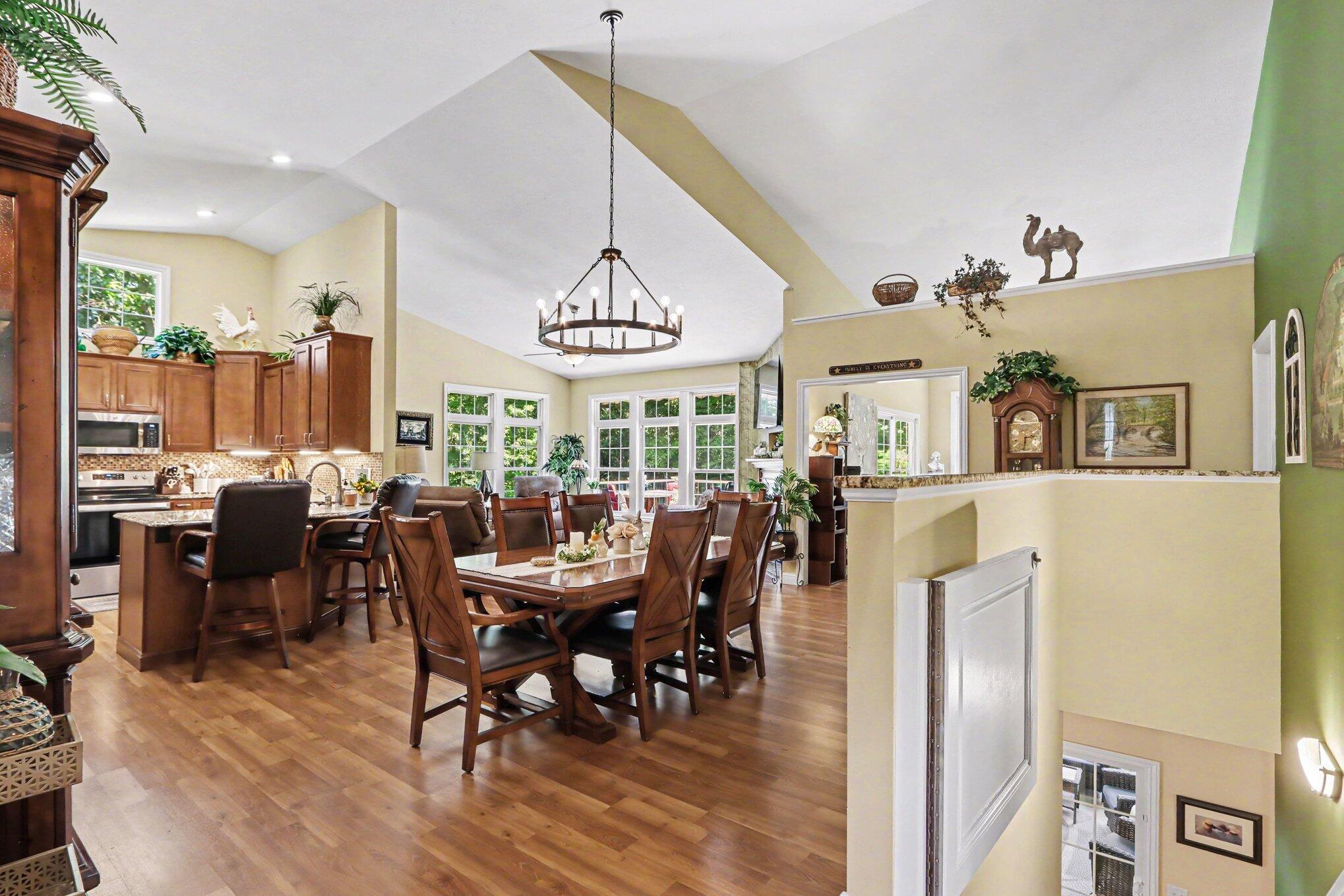 2181 Hunters Run Kalamazoo, MI 49048 - Photo 9 of 33 Main Floor Dining Area