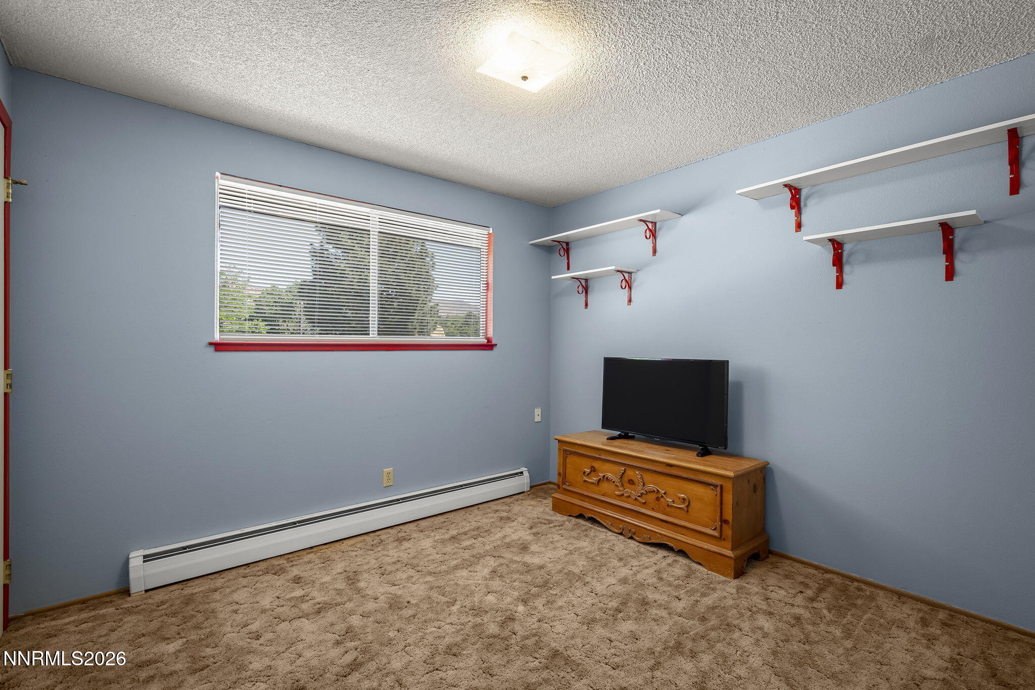 549 Ruby Lane Carson City, NV 89706 - Photo 20 of 37 a living room with furniture and a flat screen tv