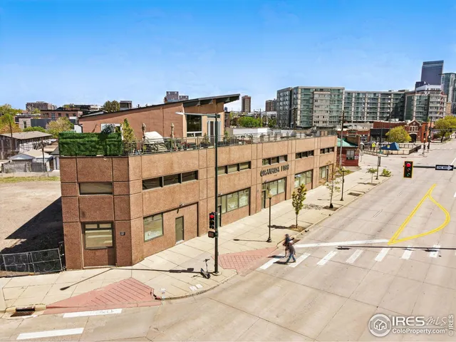 a black and white photo of a building