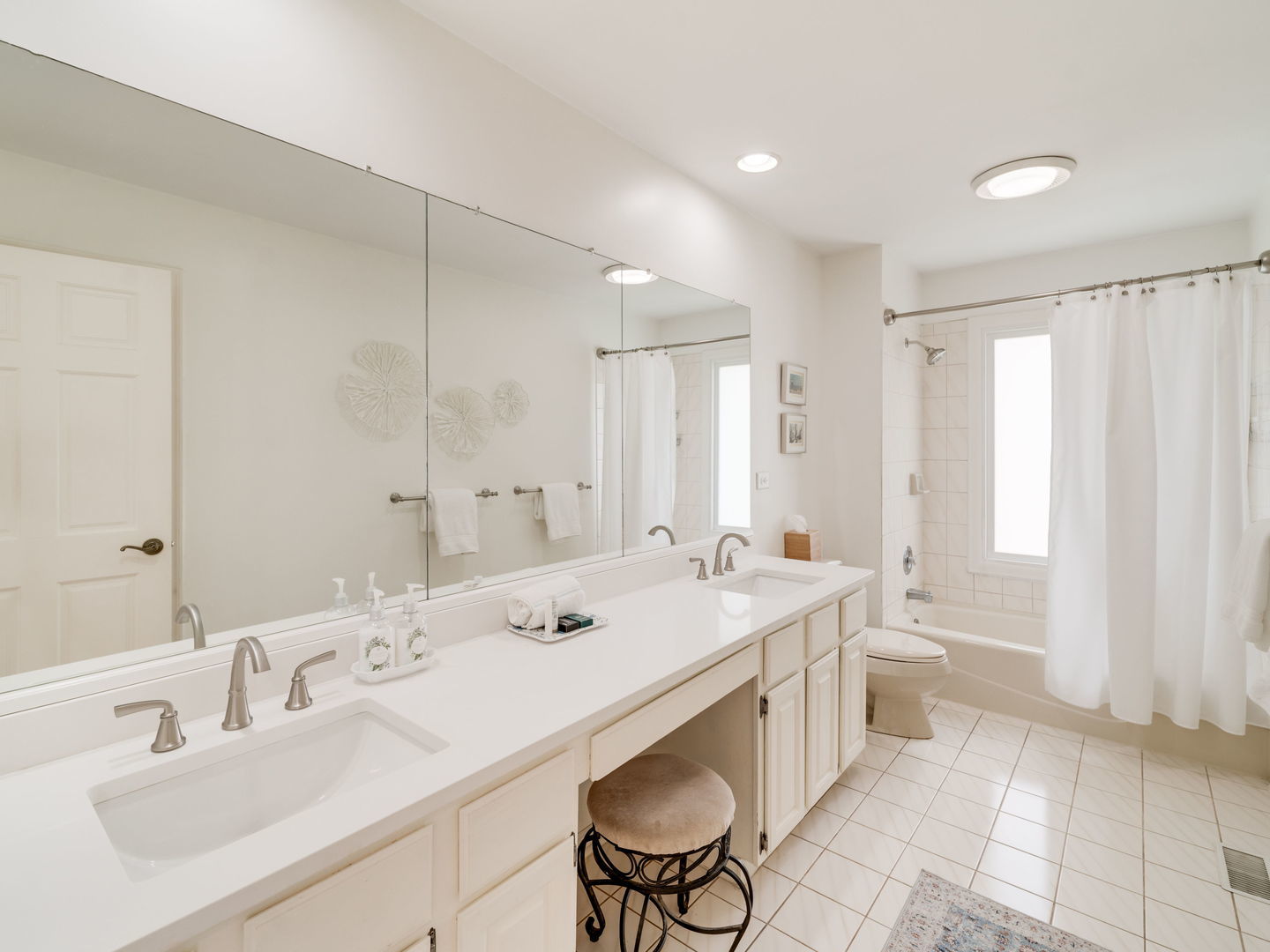 626 Buena Road Lake Forest, IL 60045 - Photo 22 of 37 a spacious bathroom with a double vanity sink mirror and a bathtub