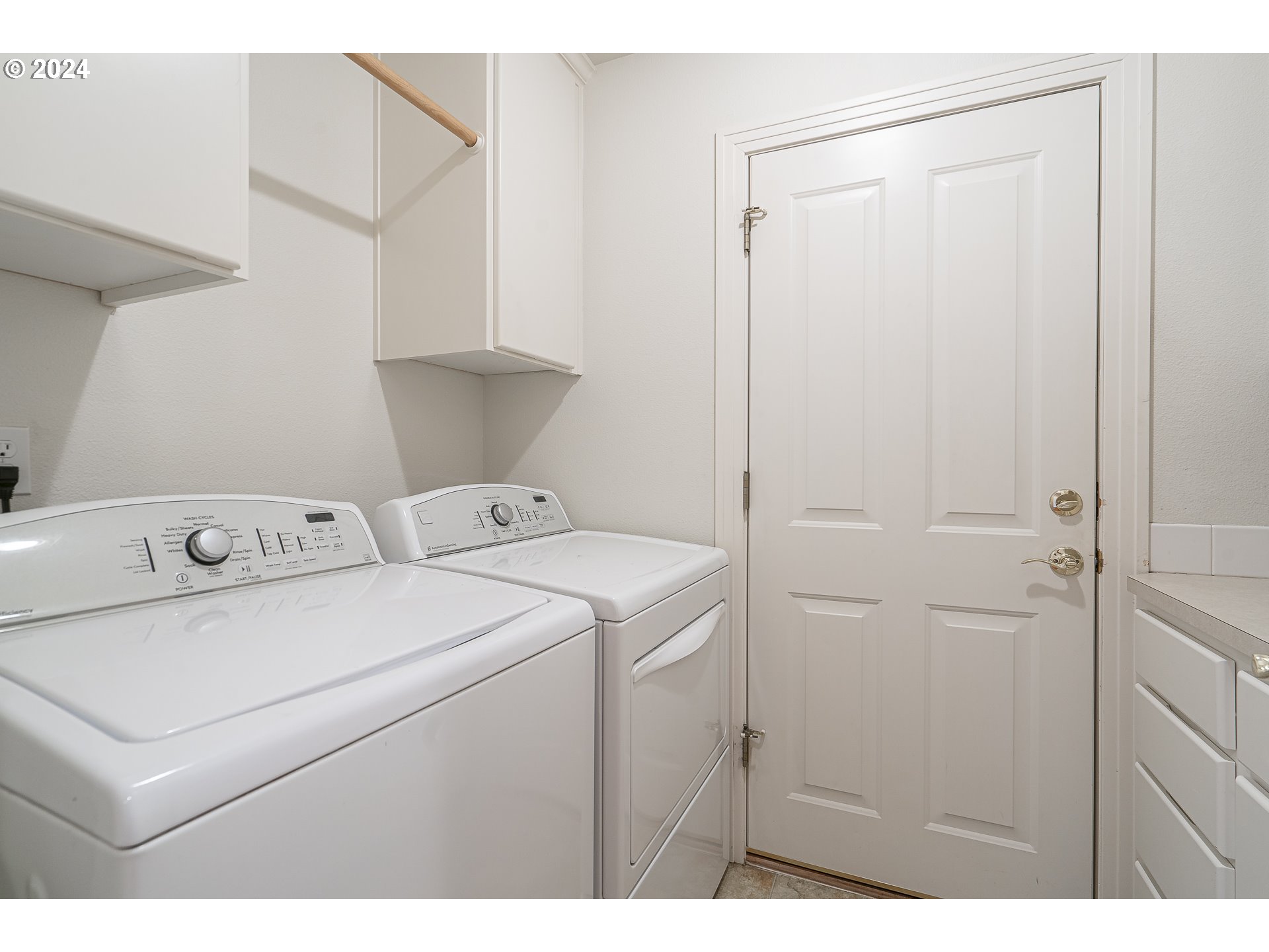 11084 Southeast Valley Way Happy Valley, OR 97086 - Photo 21 of 40 a utility room with dryer and washer