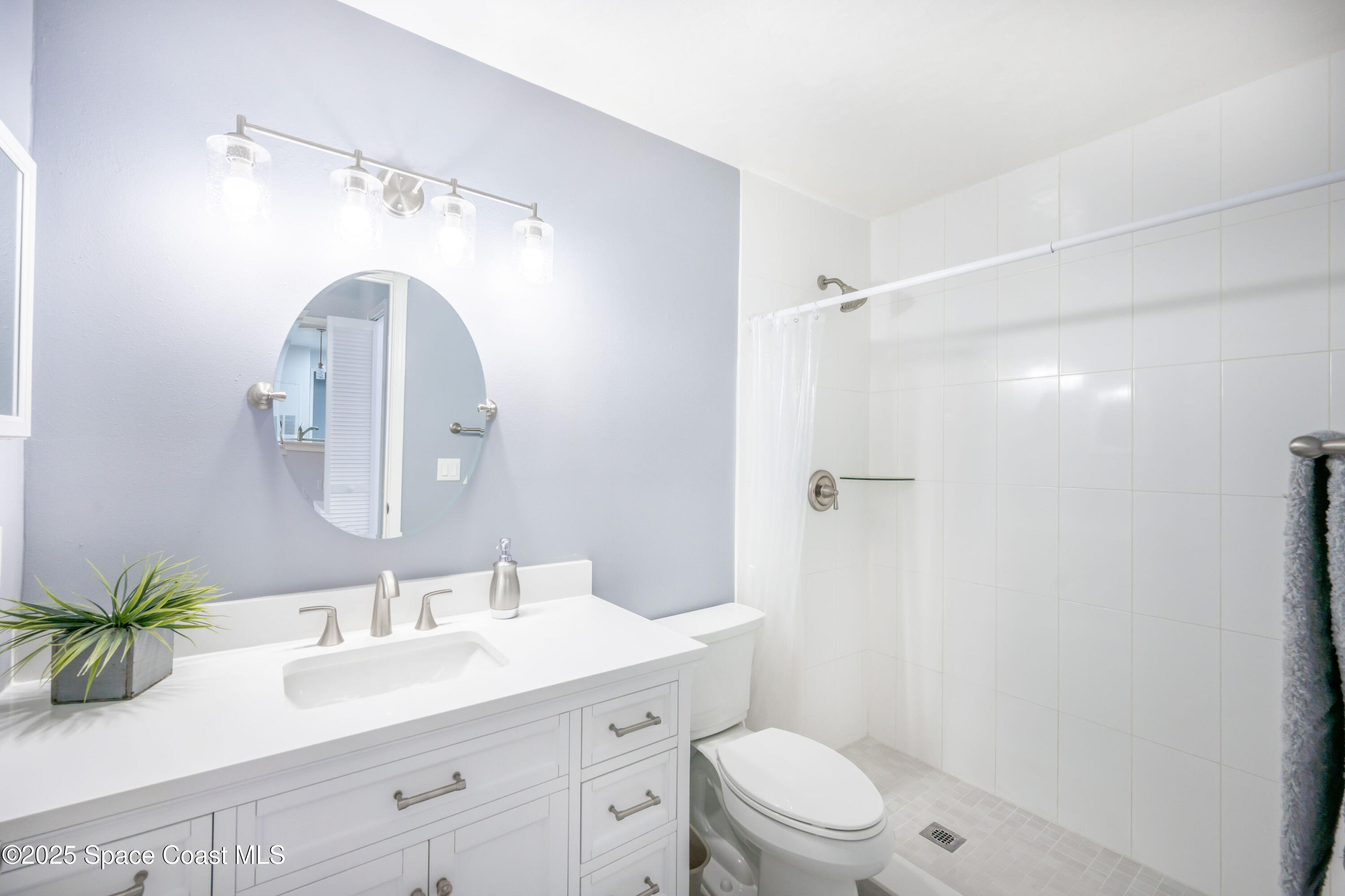 7667 North Wickham Road, Unit 1219 Melbourne, FL 32940 - Photo 17 of 40 Guest Bath w/ Shower