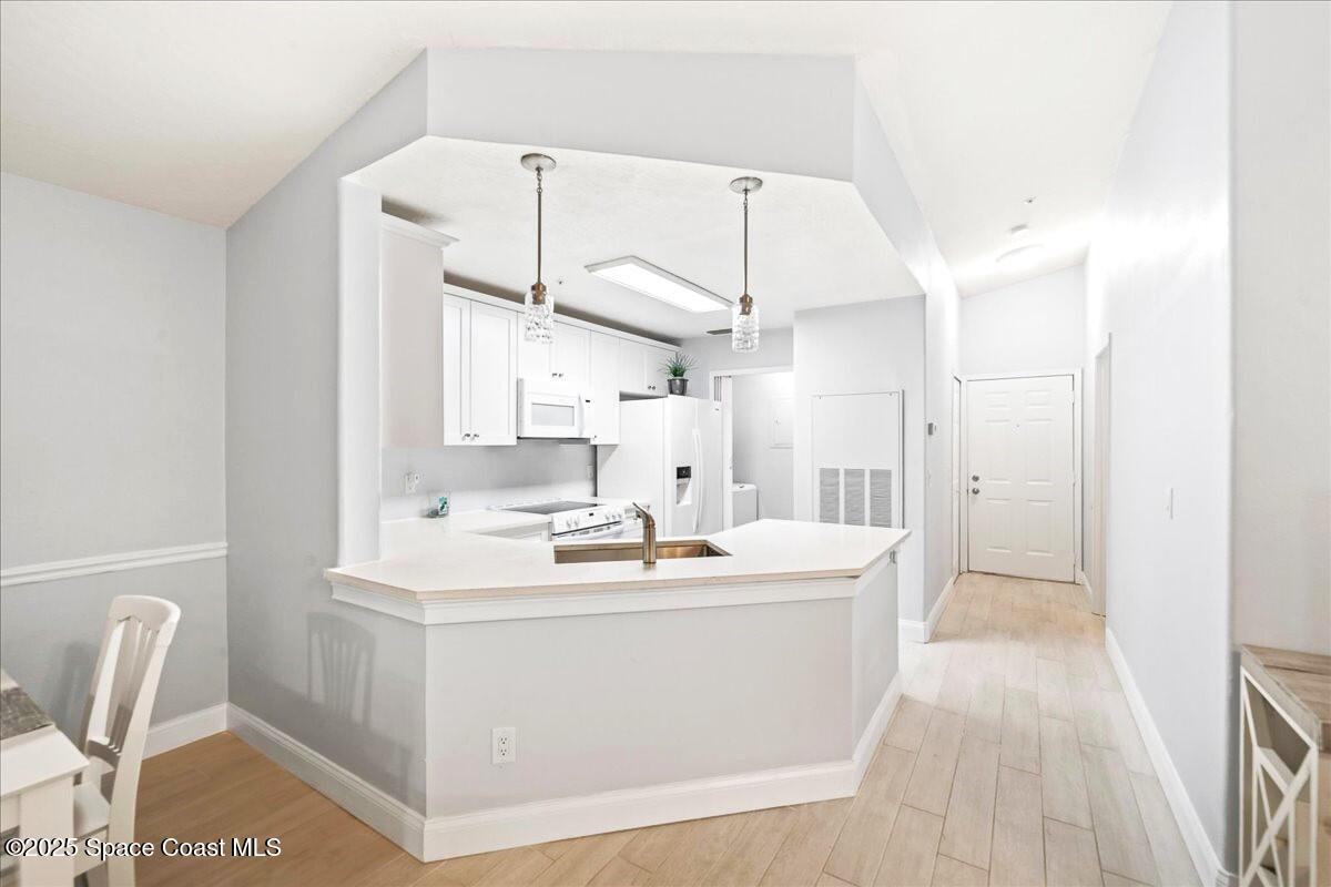 7667 North Wickham Road, Unit 1219 Melbourne, FL 32940 - Photo 5 of 40 Modern Kitcen