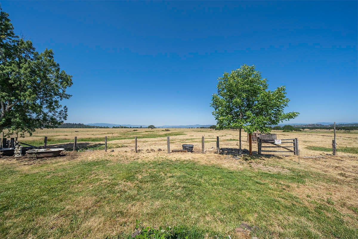 605 Meridian Road Eagle Point, OR 97524 - Photo 65 of 71 48