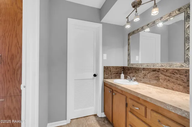 $325,000 | 302 Willow Wood Drive, New Iberia, LA 70563