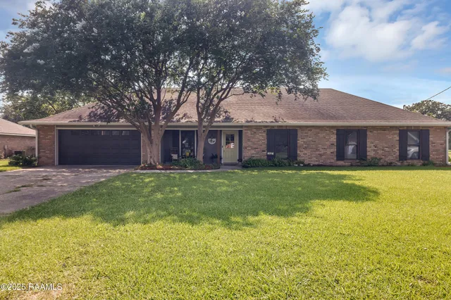 $325,000 | 302 Willow Wood Drive, New Iberia, LA 70563