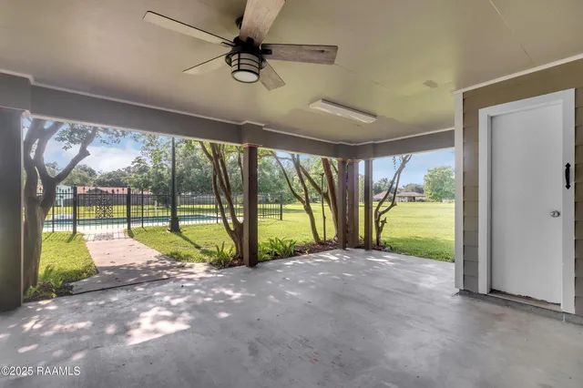$325,000 | 302 Willow Wood Drive, New Iberia, LA 70563