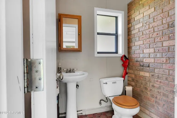 $299,000 | 302 Willow Wood Drive, New Iberia, LA 70563