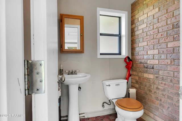 $325,000 | 302 Willow Wood Drive, New Iberia, LA 70563