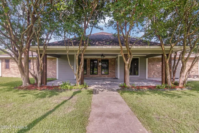 $325,000 | 302 Willow Wood Drive, New Iberia, LA 70563
