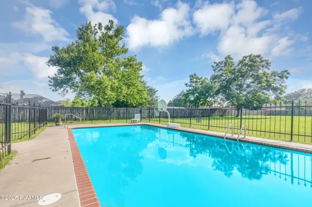 $325,000 | 302 Willow Wood Drive, New Iberia, LA 70563