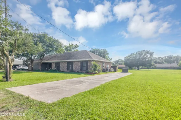 $299,000 | 302 Willow Wood Drive, New Iberia, LA 70563