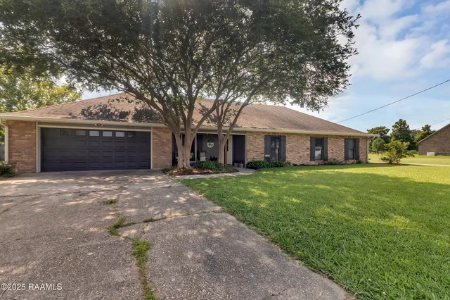 $325,000 | 302 Willow Wood Drive, New Iberia, LA 70563