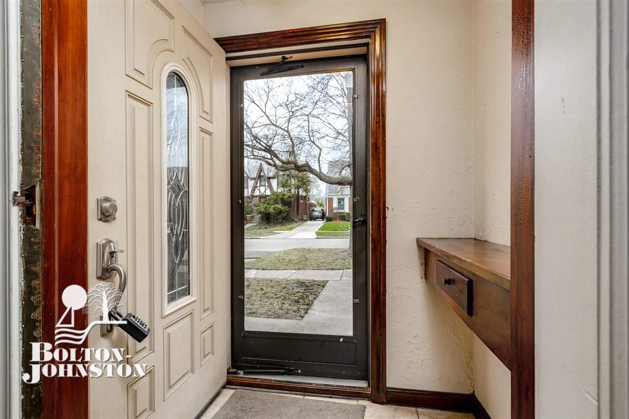 420 Cloverly Road Grosse Pointe, MI 48236 - Photo 22 of 39 Front Door and Entry Way