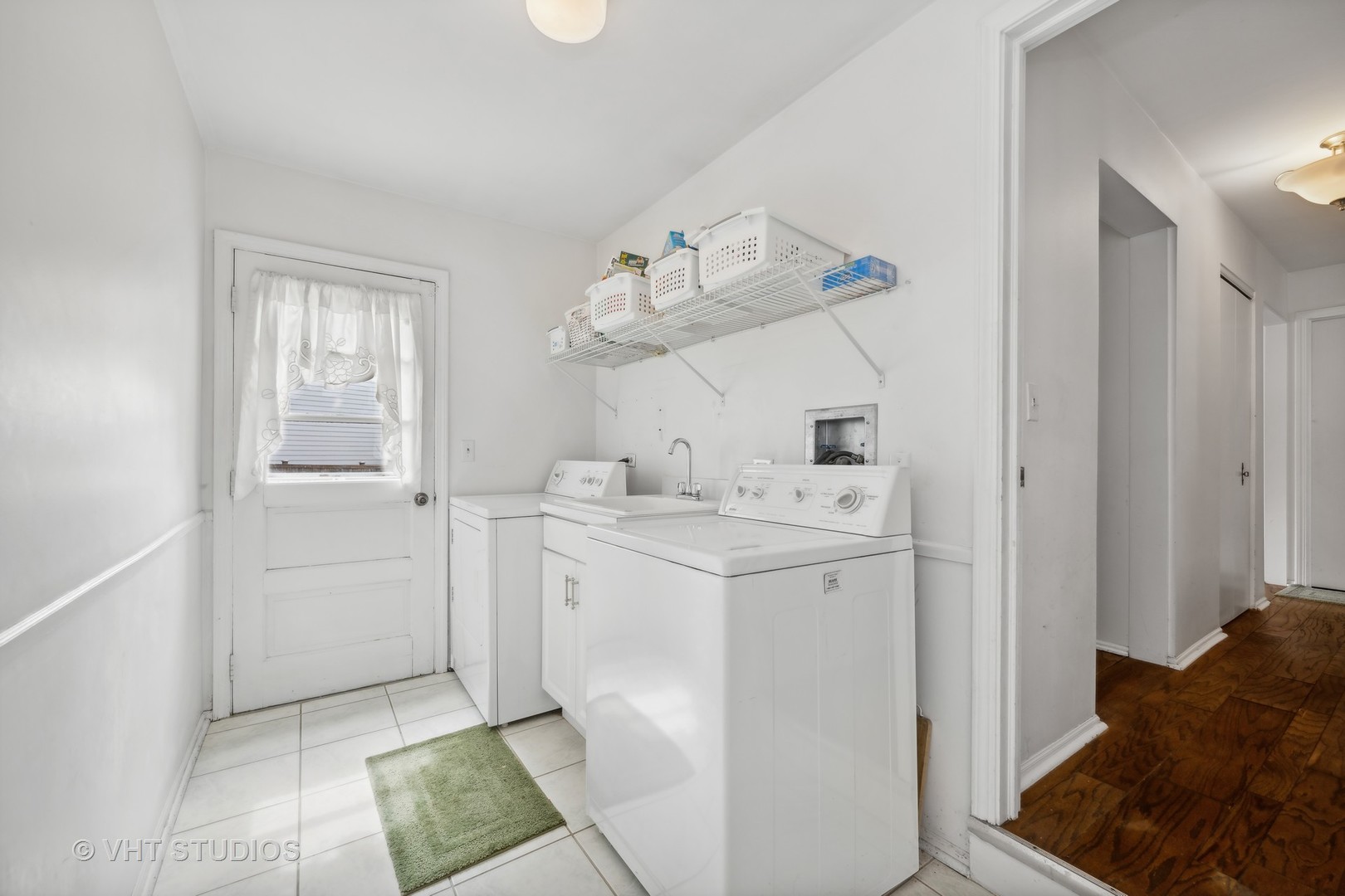 313 Ambleside Drive Roselle, IL 60172 - Photo 8 of 46 a bathroom with a sink a mirror and vanity