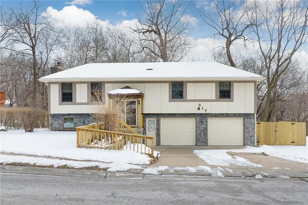 $335,000 | 917 Northwest Valley Lane, Riverside, MO 64150