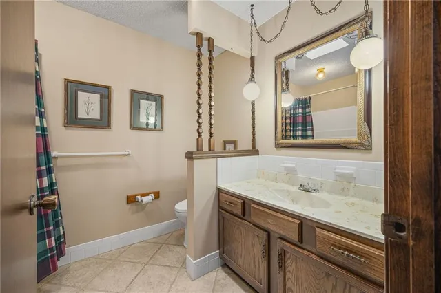 $345,000 | 917 Northwest Valley Lane, Riverside, MO 64150