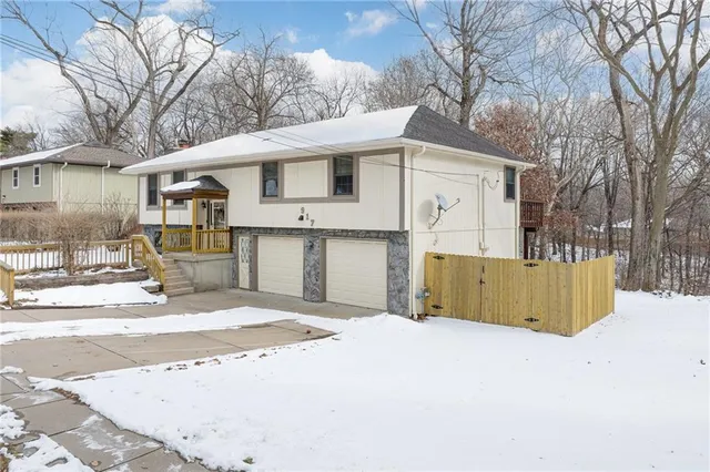 $345,000 | 917 Northwest Valley Lane, Riverside, MO 64150