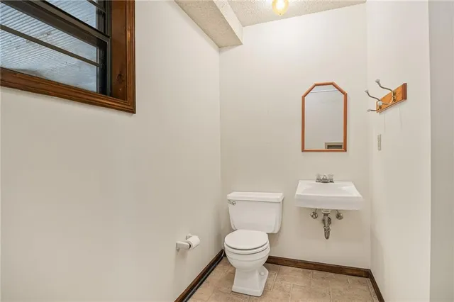 $345,000 | 917 Northwest Valley Lane, Riverside, MO 64150