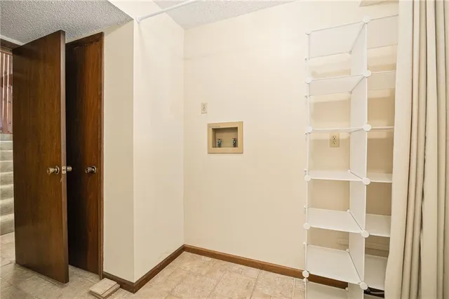 $345,000 | 917 Northwest Valley Lane, Riverside, MO 64150