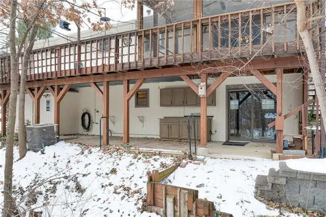 $345,000 | 917 Northwest Valley Lane, Riverside, MO 64150