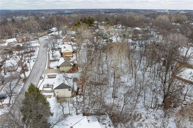 $345,000 | 917 Northwest Valley Lane, Riverside, MO 64150