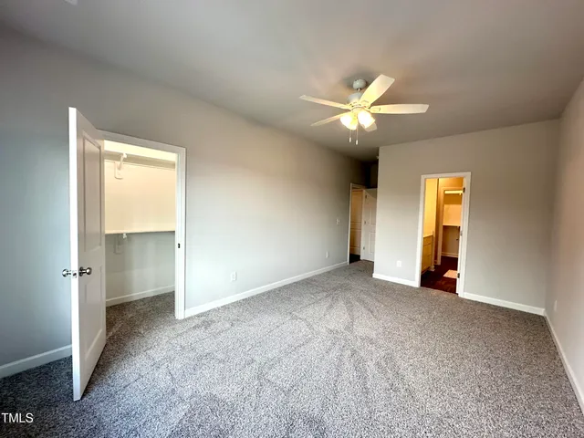 a view of empty room with a ceiling fan