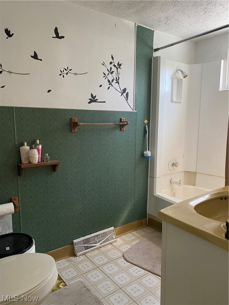 1879 Collier Road Akron, OH 44320 - Photo 9 of 10 Bathroom