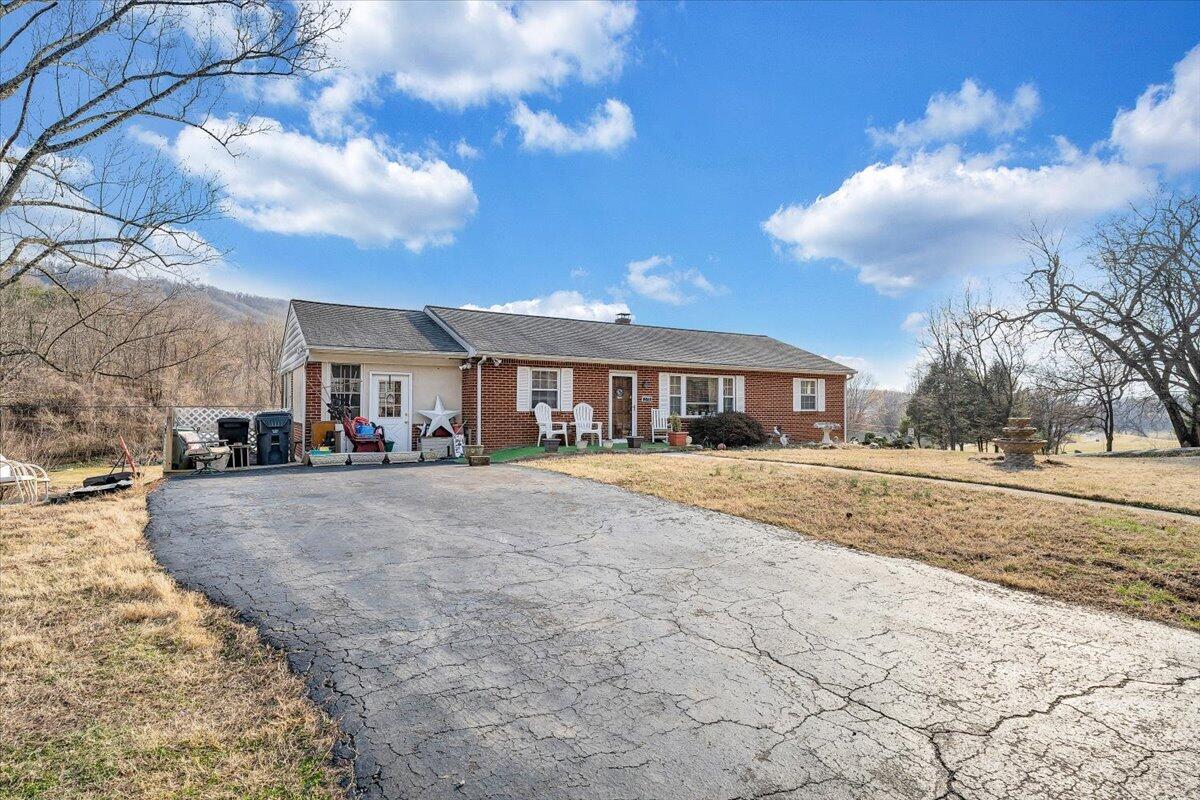 378 Archway Road Blue Ridge, VA 24064 - Photo 2 of 47 50-MIB07460