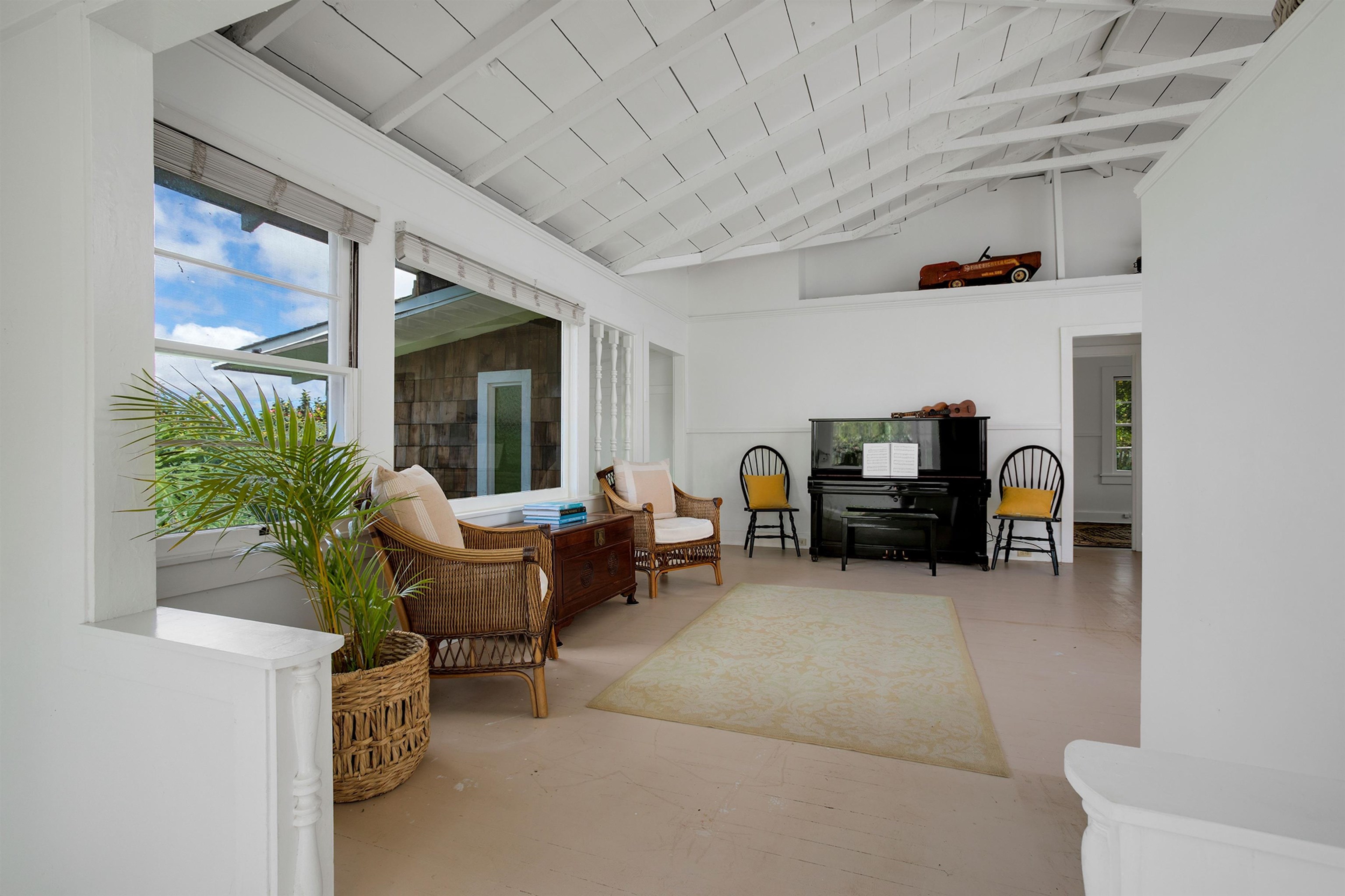 16 Maukanani Road Kula, HI 96790 - Photo 3 of 37 a living room with furniture and a potted plant