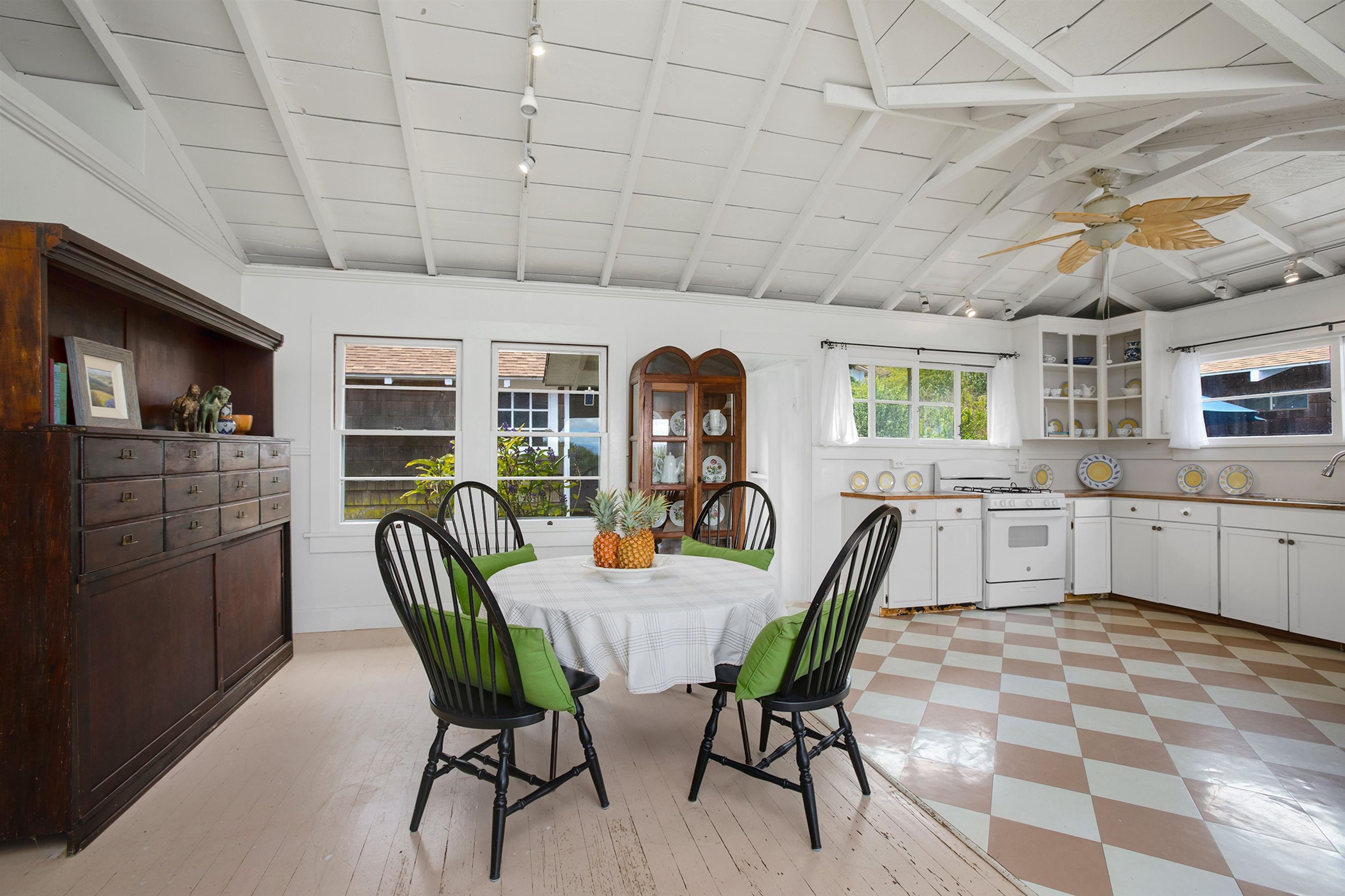 16 Maukanani Road Kula, HI 96790 - Photo 5 of 37 a dining room with furniture and window