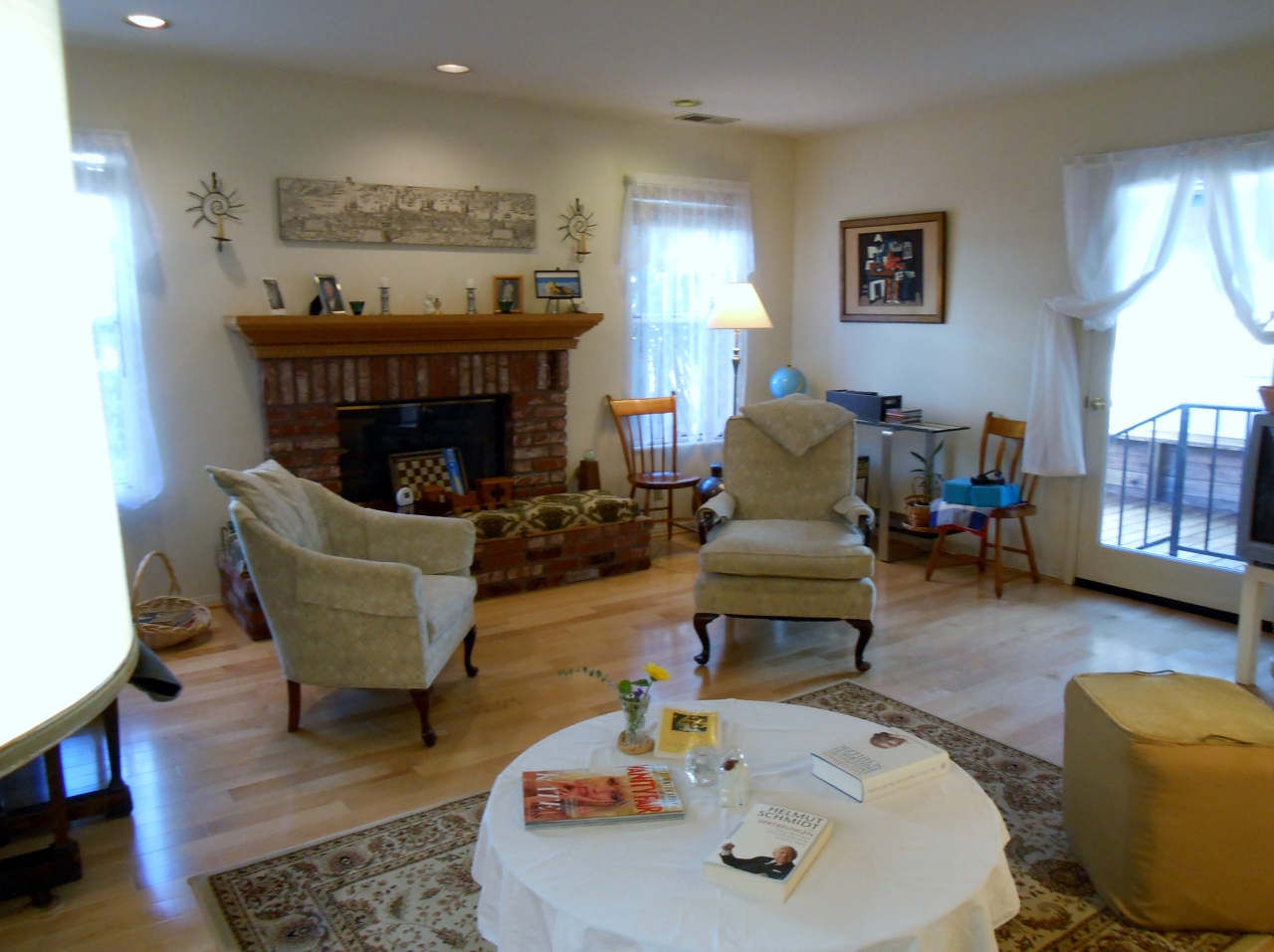 2022 Modoc Road Santa Barbara, CA 93101 - Photo 7 of 11 Living room