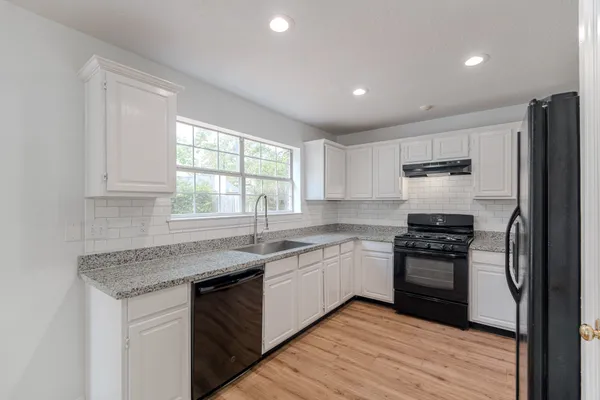 $3,300 | 34 East Trillium Circle, The Woodlands, TX 77381