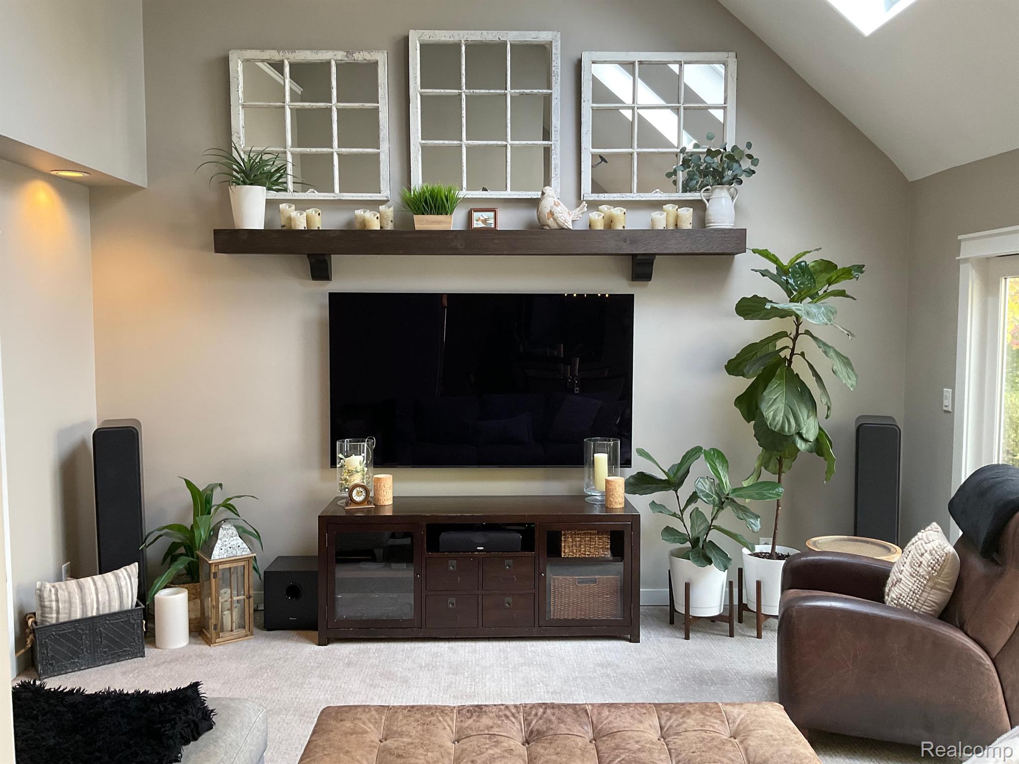8672 Lake Road Grosse Ile, MI 48138 - Photo 21 of 38 Living room