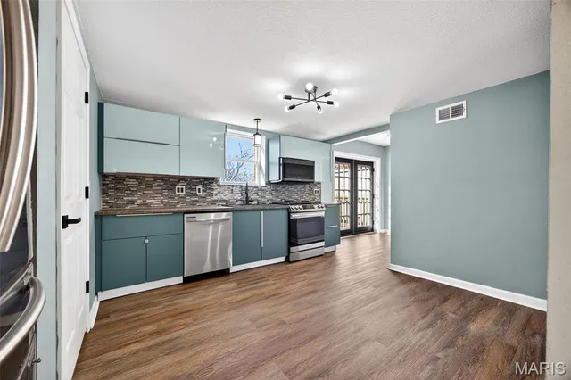 $2,295 | 3227 Regal Place, St. Louis, MO 63139