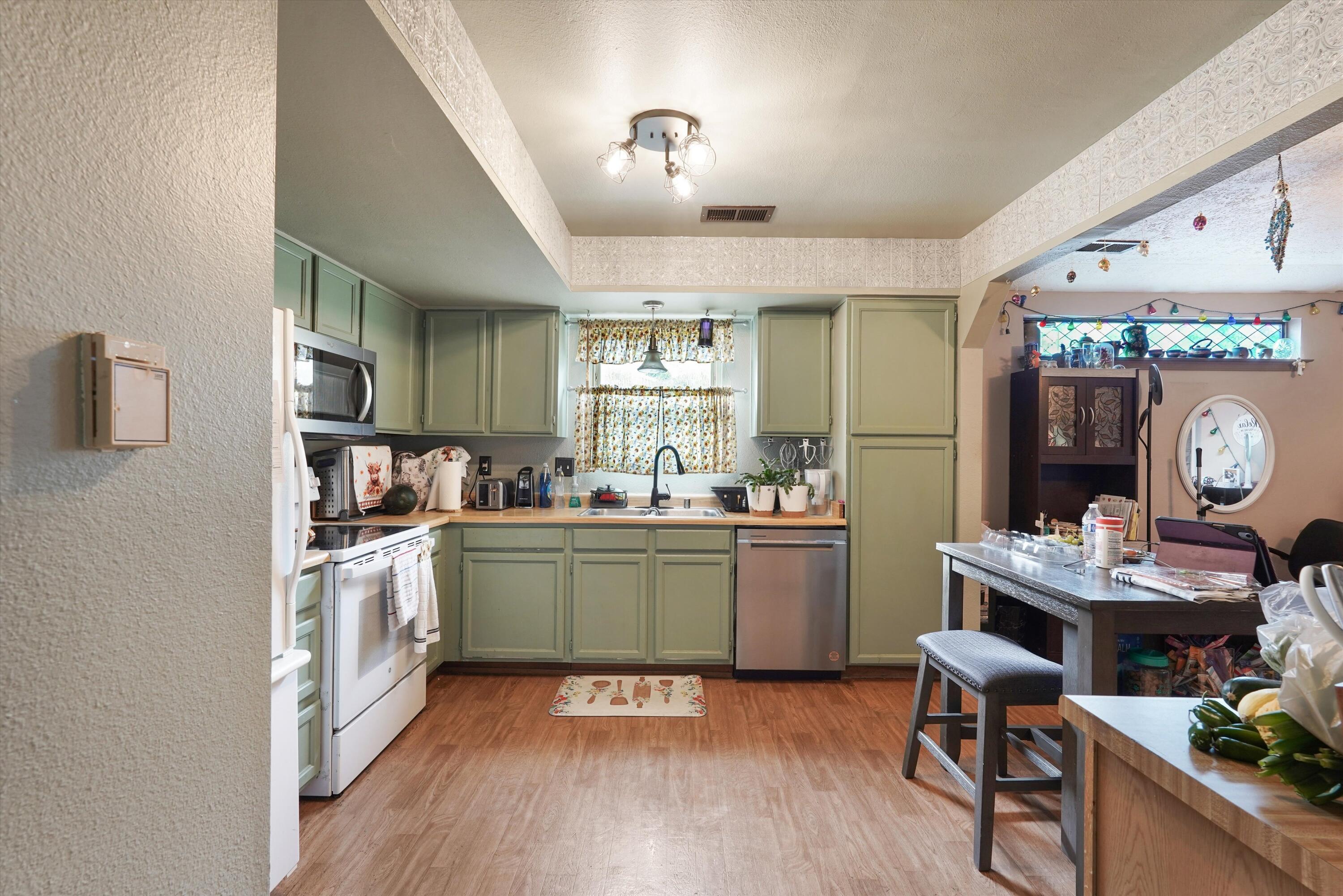 451 Stallion Road Southeast Rio Rancho, NM 87124 - Photo 7 of 29 Gallery Image 7