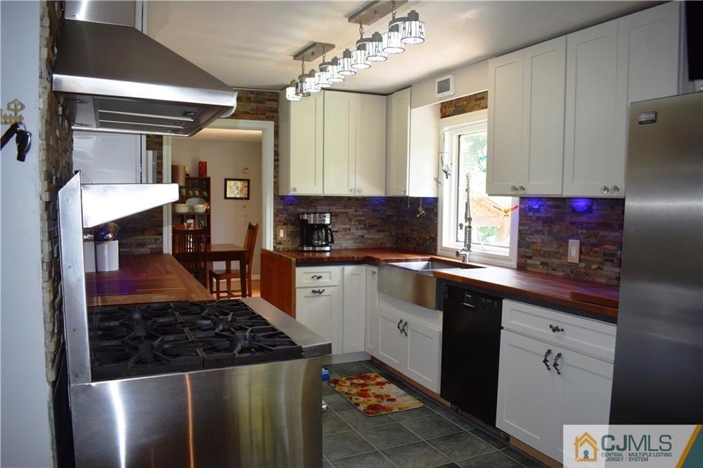 275 Friendship Road Cranbury, NJ 08512 - Photo 8 of 23 a kitchen with granite countertop a sink stainless steel appliances and cabinets
