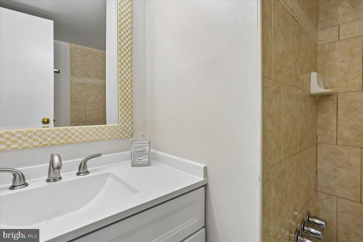 17804 Buehler Road, Unit 3D3 Olney, MD 20832 - Photo 21 of 32 Full bathroom in hallway