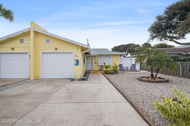 a front view of house with garage and yard
