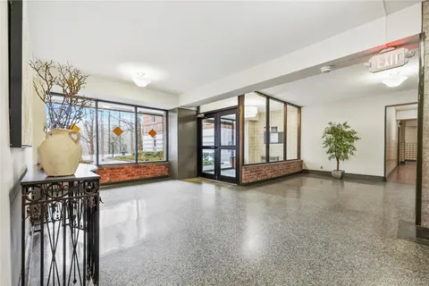 a view of livingroom with furniture