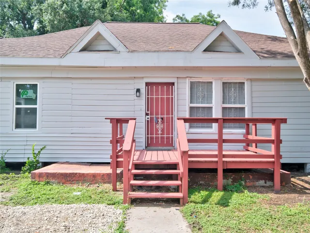 a view of a house with a backyard