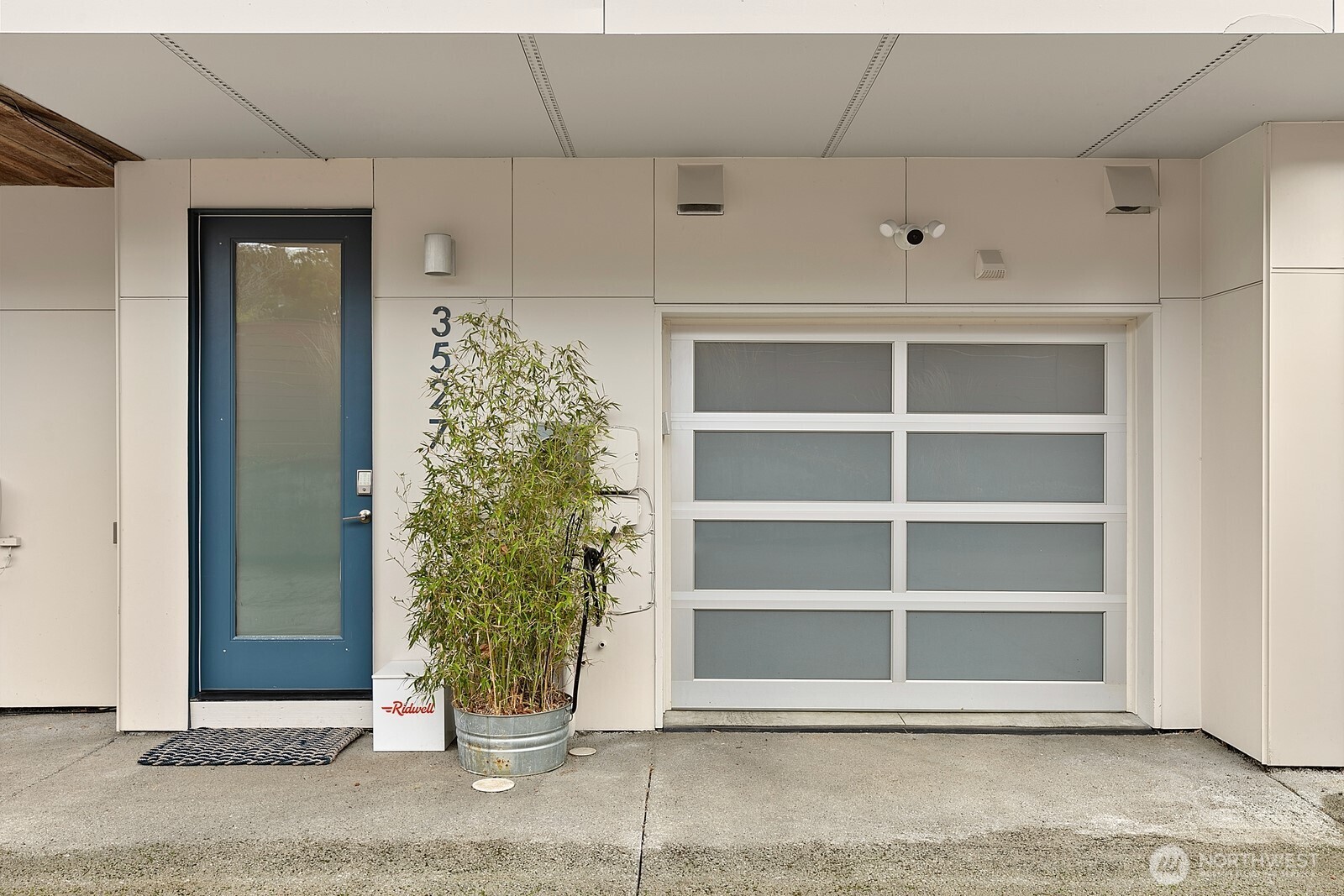 3527 South Oregon Street Seattle, WA 98118 - Photo 24 of 24 a view of entryway with window