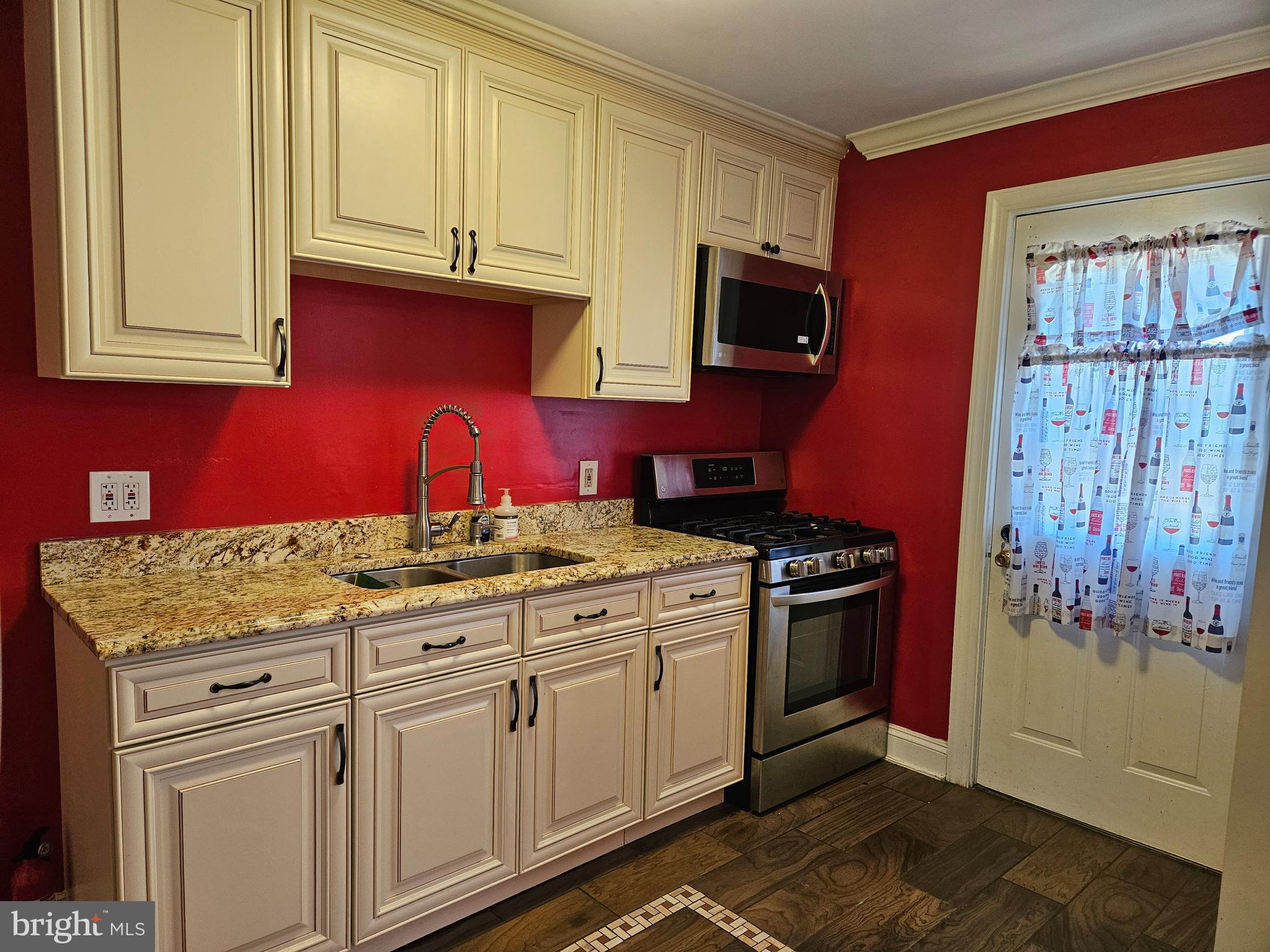 2082 Jasmine Road Baltimore, MD 21222 - Photo 11 of 29 Kitchen with door to rear