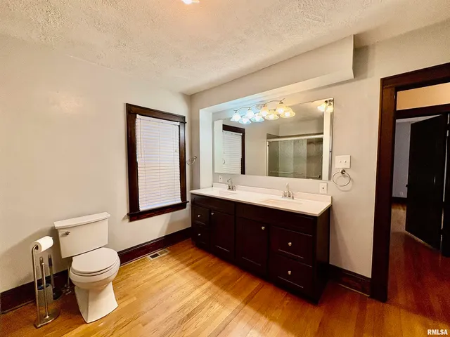 $269,900 | 290 Finley Street, Jacksonville, IL 62650