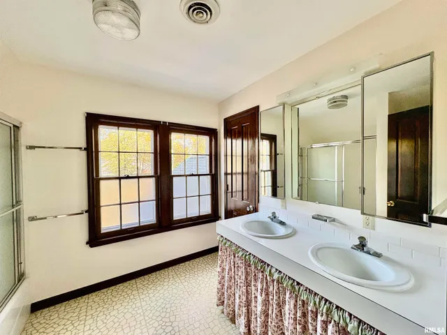 $269,900 | 290 Finley Street, Jacksonville, IL 62650