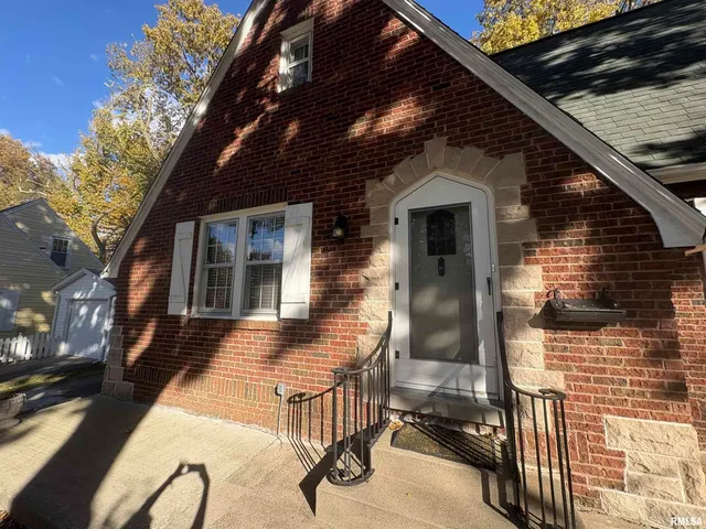 $269,900 | 290 Finley Street, Jacksonville, IL 62650